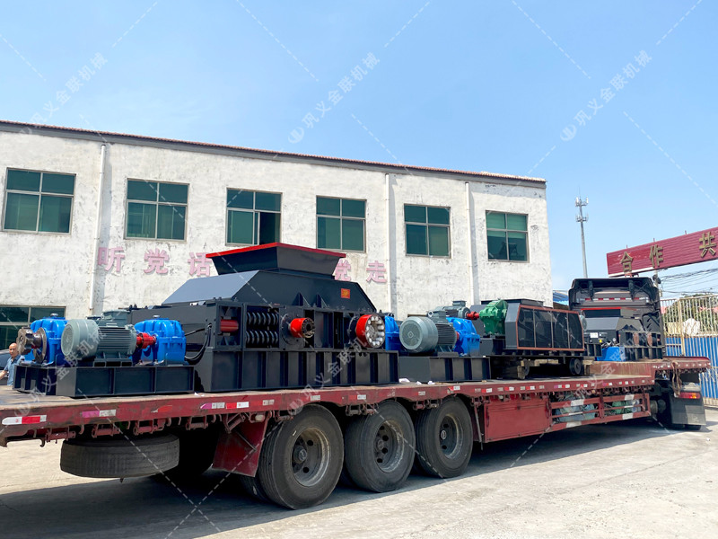 1200*1200雙齒輥破碎機，兩臺900*900軌道移動雙齒輥破碎機發(fā)往云南